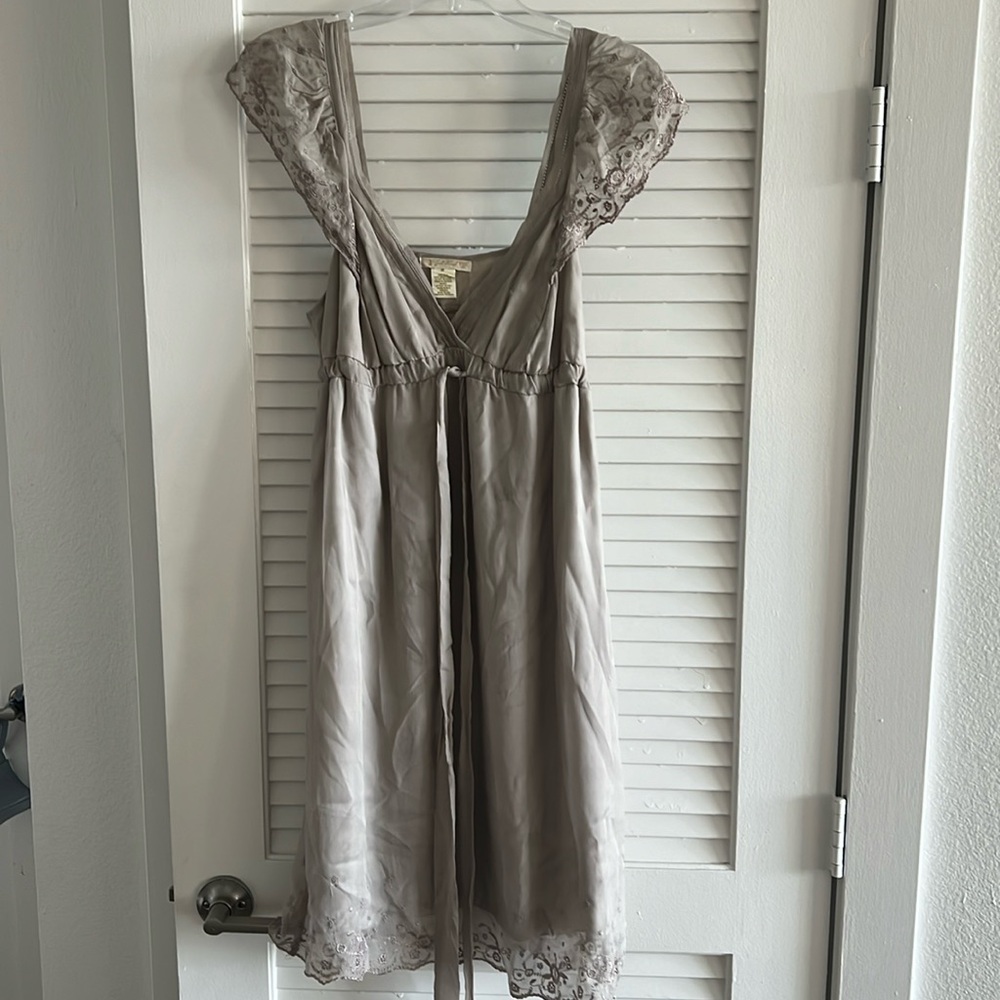 100% silk! Grayish color. Ties at the top and flowy